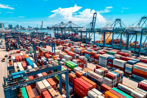 Top considerations for selecting UK shipping containers